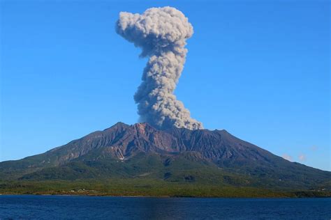 Japan Volcano 的图像结果