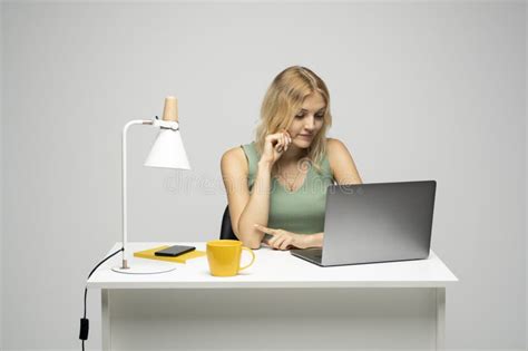 Happy Lady Using Computer 的图像结果