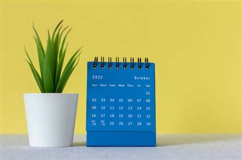 Calendario desktop per ottobre 2022 sul desktop | Foto Premium