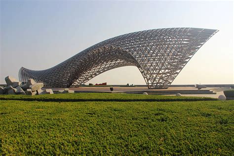 2022整个公园的标志性雕塑是由不锈钢管构成的双层网架结构、总用钢量约120吨的“司南”_南汇嘴观海公园-评论-去哪儿攻略