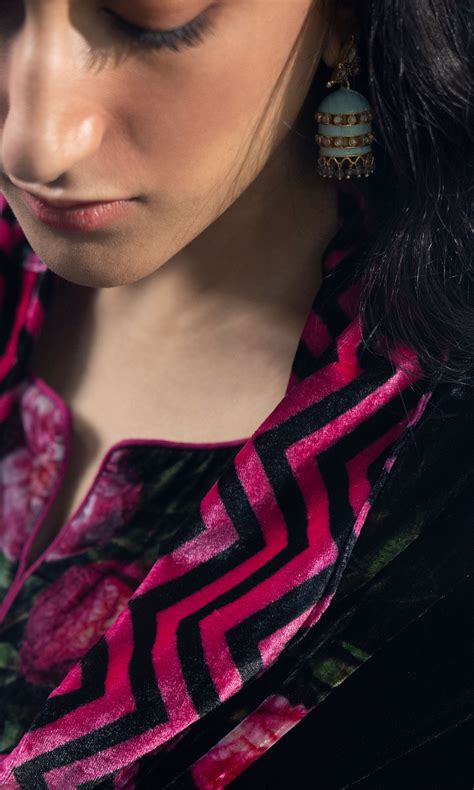 Bareen Black floral shawl – Ridhiiee Suuri