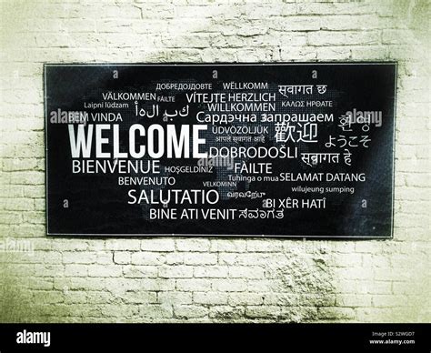Welcome signs languages hi-res stock photography and images - Alamy
