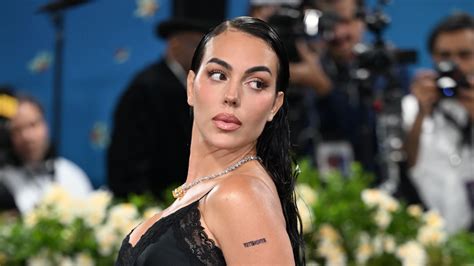 Georgina Rodríguez convierte un vestido de 2.400 euros en viral al ...