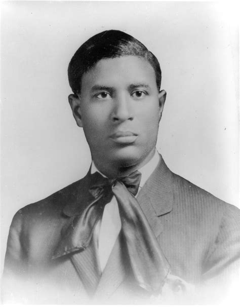 Garrett Morgan (1877–1963) invented the gas mask. Fast Fact: Morgan ...