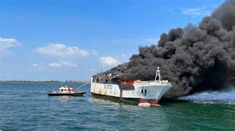 宜宾一艘渔政船只突发大火最新素材