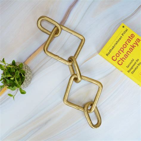 Celestial Bond Gold Chain Decor Accent – Maison Modern