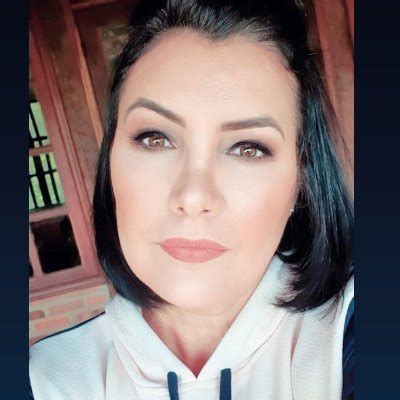 Paula Di Facebook, Instagram & Twitter on PeekYou