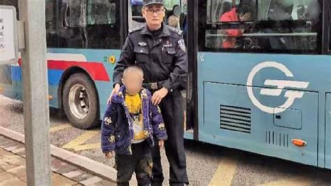 7岁男孩走失又独自踏上陌生公交 民警“狂飙”追回