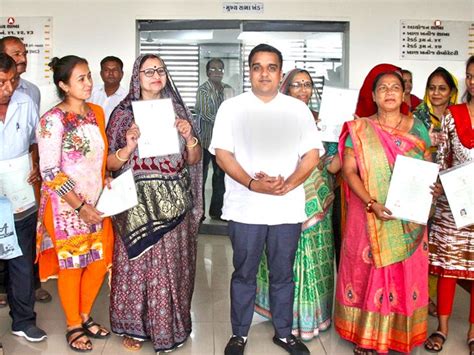 13 Pakistanis were given citizenship letters by the home minister ...