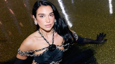 Dua Lipa terrified after fans sneak into her hotel, wait outside ...
