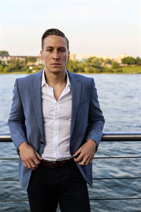 Anbetung Veranschaulichen Astronaut blaues sakko graue chino ...