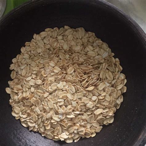 Calories in 100 g of Oats and Nutrition Facts