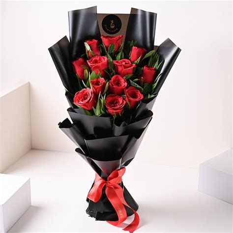 FlowerAura Decorative Bunch Of 50 Fresh Live Red Roses With Black ...