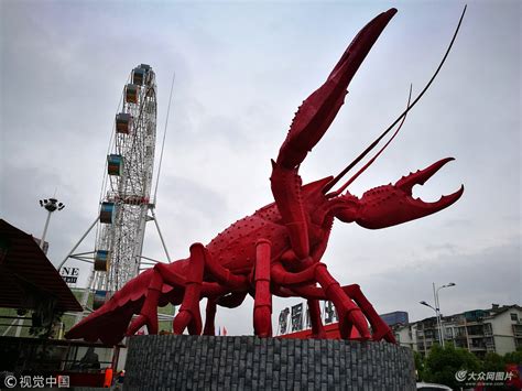 宜昌街头现5米高“大龙虾”雕塑引市民围观 - 海报新闻