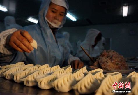 探访手工饺子厂 女工每天包出4000只饺子-新华网