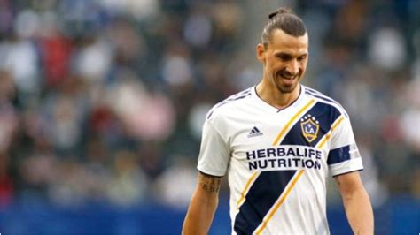 Zlatan Ibrahimovic extends contract with AC Milan until 2021