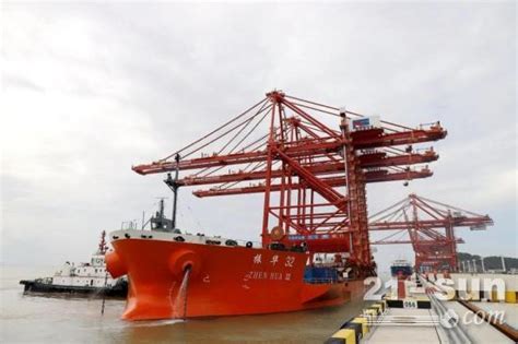 浙江宁波舟山港货轮完成装卸作业驶往“一带一路”沿线国家