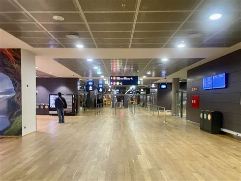 Icelandair Economy Class Review: FI622 Newark Airport (EWR) to ...