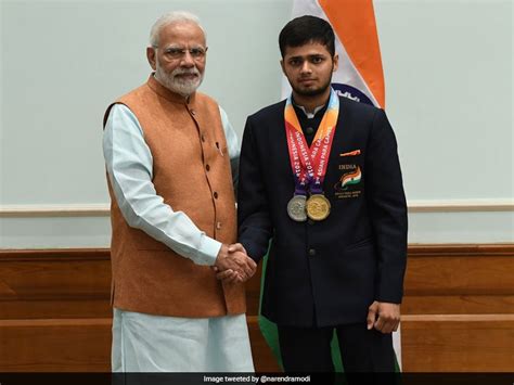 "भारत को गर्व" : PM मोदी ने मनीष नरवाल, सिंहराज को फोन कर टोक्यो ...