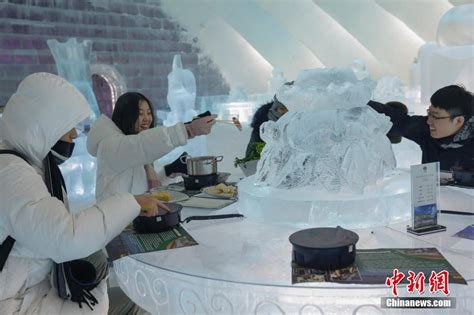 哈尔滨冰屋火锅走俏 游客体验“冰火两重天”