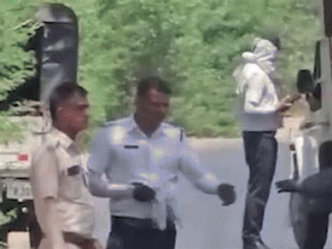 Traffic cops filmed taking ₹100 bribes near Mandi