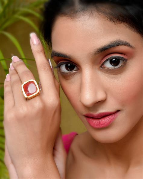 DASTOOR Gold-Plated Red Kundan Studded Finger Ring