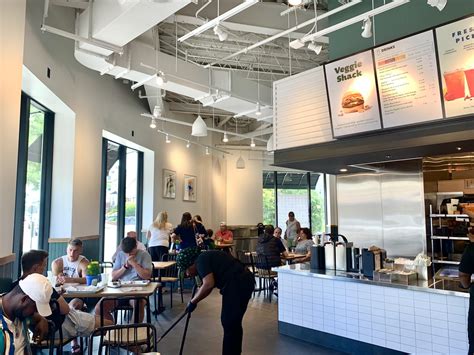 Shake Shack opens in Wellesley Square - The Swellesley Report