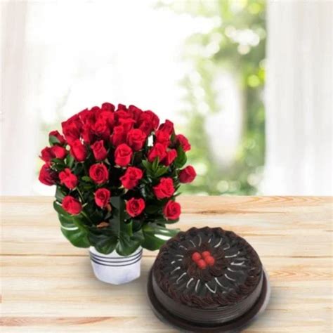 Chocolate Cake with 30 Red Roses Delivery in Delhi NCR - ₹1,649.00 ...