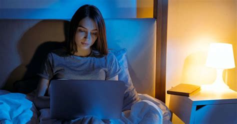 6 Adverse Effects Of Screen Time On Your Skin | Femina.in