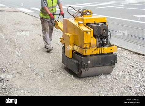 How to Operate a Roller Compactor Machine 的图像结果