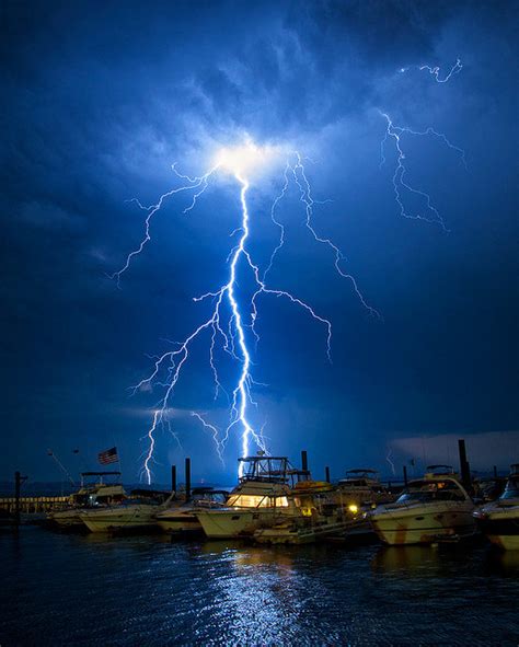 Lightning Over Water 的图像结果