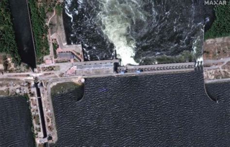 卡霍夫卡大坝突发决口 约1200个西湖倾泻而下