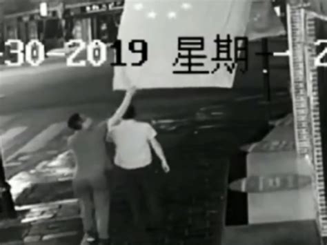 廣東男故意撕扯國旗被行拘12天 | 兩岸 | 巴士的報