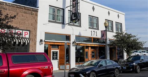 How an optometrist got tourists to notice this tiny Oregon city with a ...