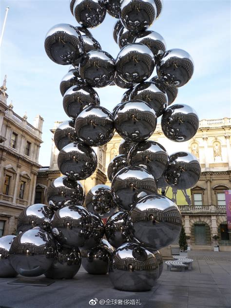 英国艺术家Anish Kapoor创作的巨大雕塑由抛光不锈钢球体组成|球体|雕塑|抛光_新浪新闻