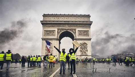 Image result for gilets jaunes détruisent arc de triomphe