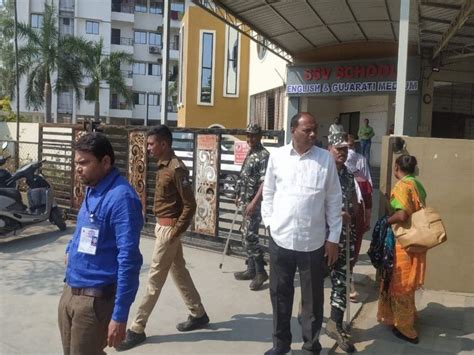 In Vadodara, the flying squad did not remove the posters on the BJP ...