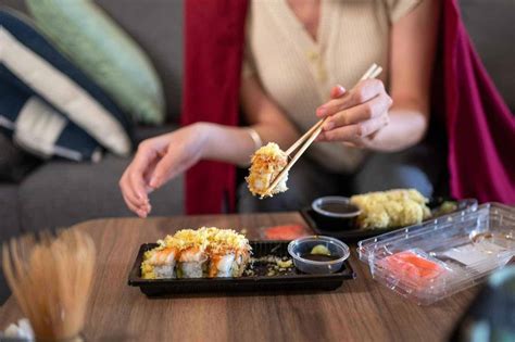 Can You Eat Sushi While Breastfeeding? (Benefits, Risks)