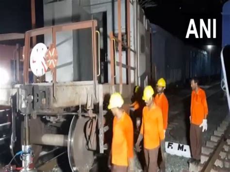 Guard bogie of goods train derails in West Bengal's Ranaghat during ...