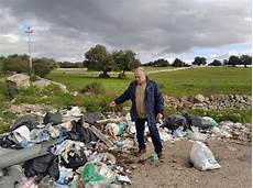 pia e gianni tra le le nostre cagne sommerse dai rifiuti 232 uno scempio pia e gianni tra le le nostre cagne sommerse dai rifiuti 232 uno scempio