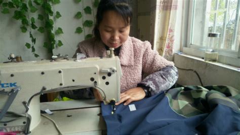 工厂里年轻的缝纫工高清图片下载-正版图片502068205-摄图网