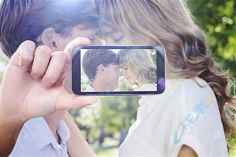 手机拍照情侣背景高清图片下载-找素材