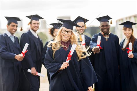 教育,毕业人的群快乐的国际学生迫击炮板学士学位礼服与文凭高清图片下载-正版图片300405303-摄图网