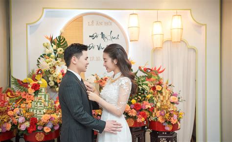 Doanh nhân Đỗ Vinh Quang hôn hoa hậu Đỗ Mỹ Linh trong lễ ăn hỏi