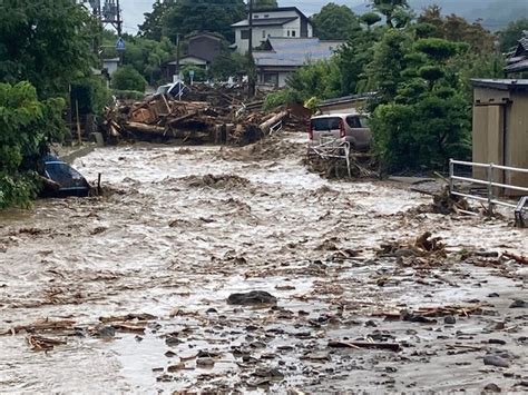 大雨で冠水し、周辺と見分けがつかなくなった道路＝小郡市大板井 - 【記録的大雨・筑後】久留米・田主丸町の土砂崩れ「ダーッと音」 水没車両から ...