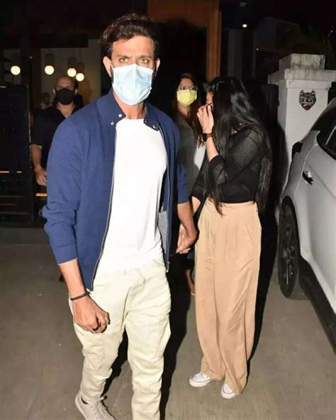 Amid dating rumours, new pictures of Hrithik Roshan & family with Saba ...