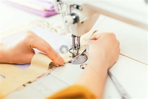 女人的手在缝纫机上工作高清图片下载-正版图片503584382-摄图网