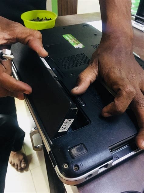 Dell Vostro Laptop Screen Replacement : 10 Steps - Instructables