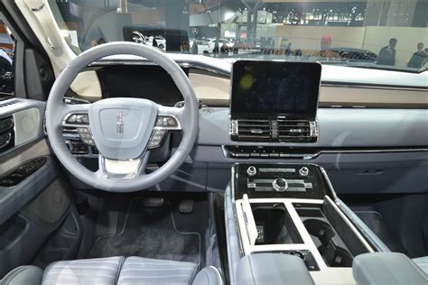 2018 Lincoln Navigator Is More Ghetto Than an Escalade in New York - autoevolution