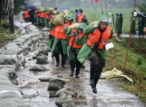 Photos Chine : des membres de la police armée aident à la lutte contre ...